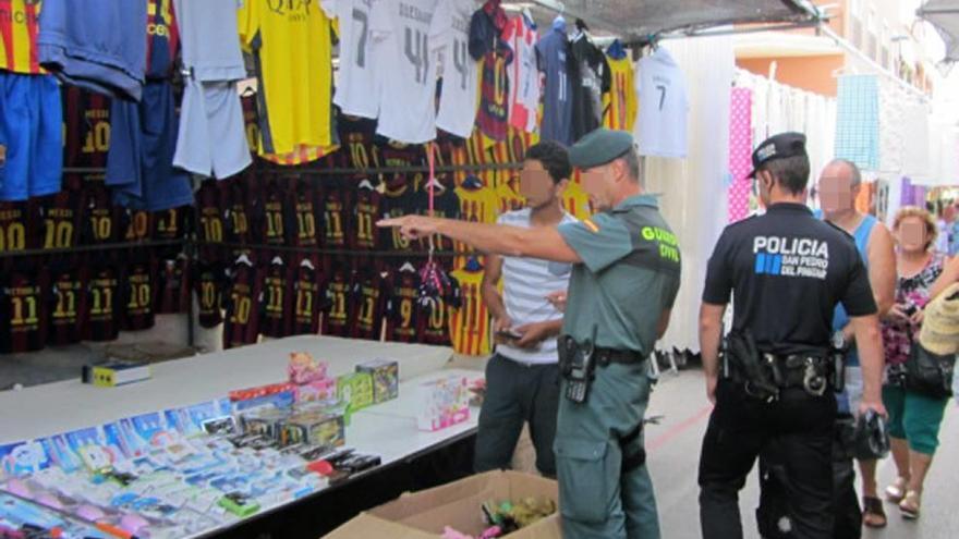 La Policía se incauta de más de 3.000 prendas falsificadas en el mercadillo local