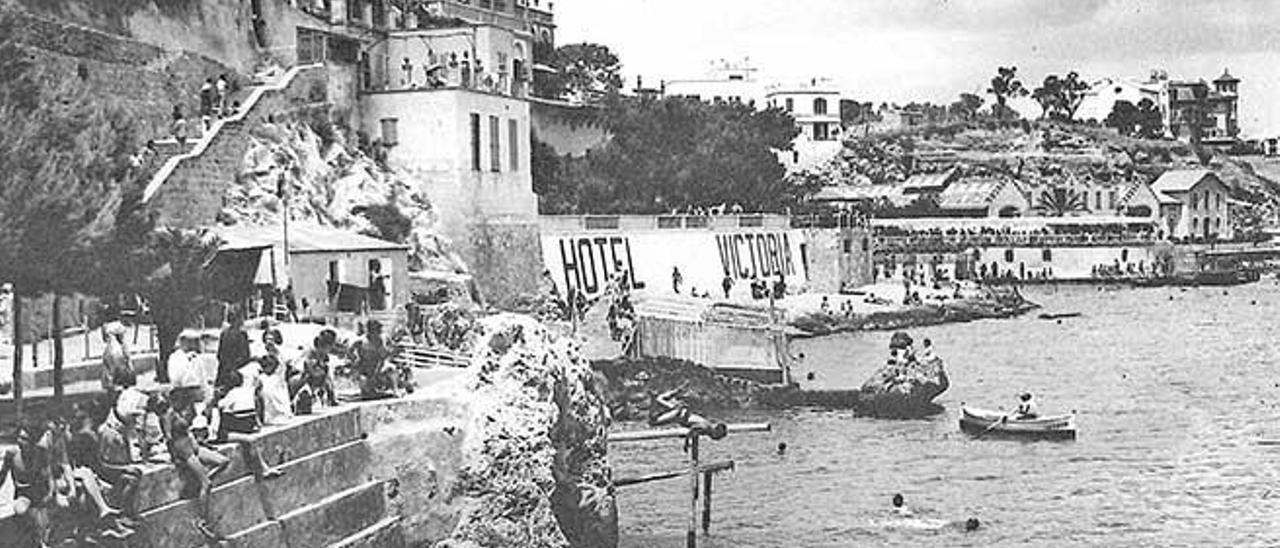 Un grupo de bañistas disfruta de las cálidas aguas del Mediterráneo enfrente del Hotel Victoria, uno de los primeros de la isla.