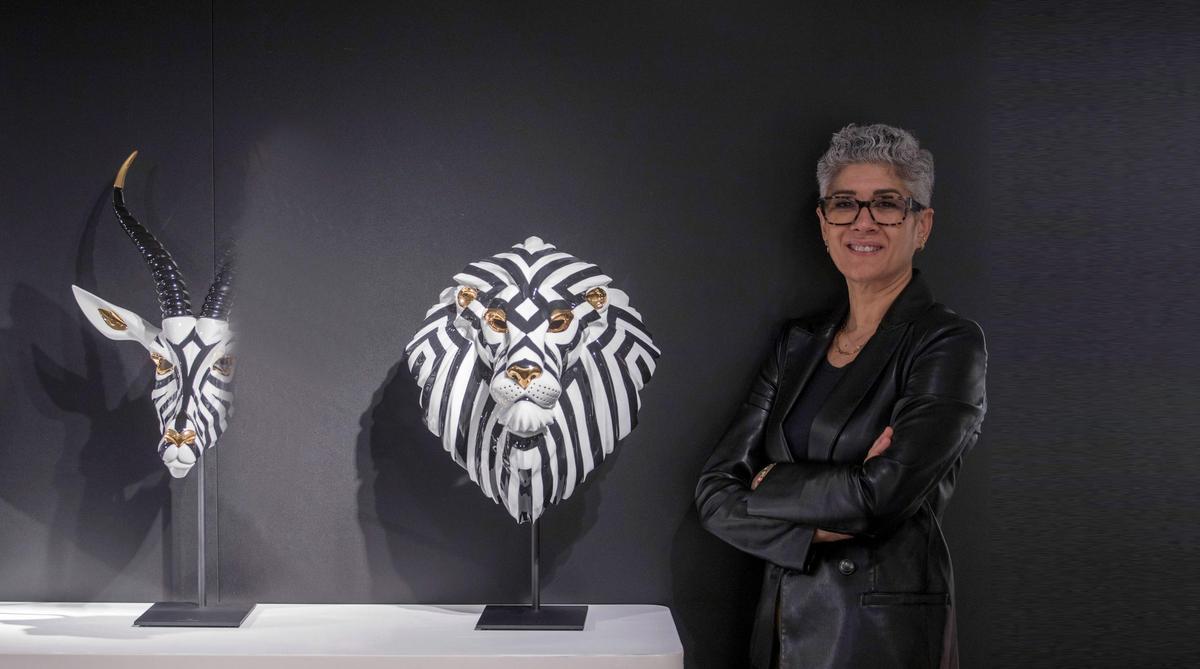 Ana Rodrí­guez, directora general de Lladró, con algunas de las nuevas creaciones de la firma valenciana.