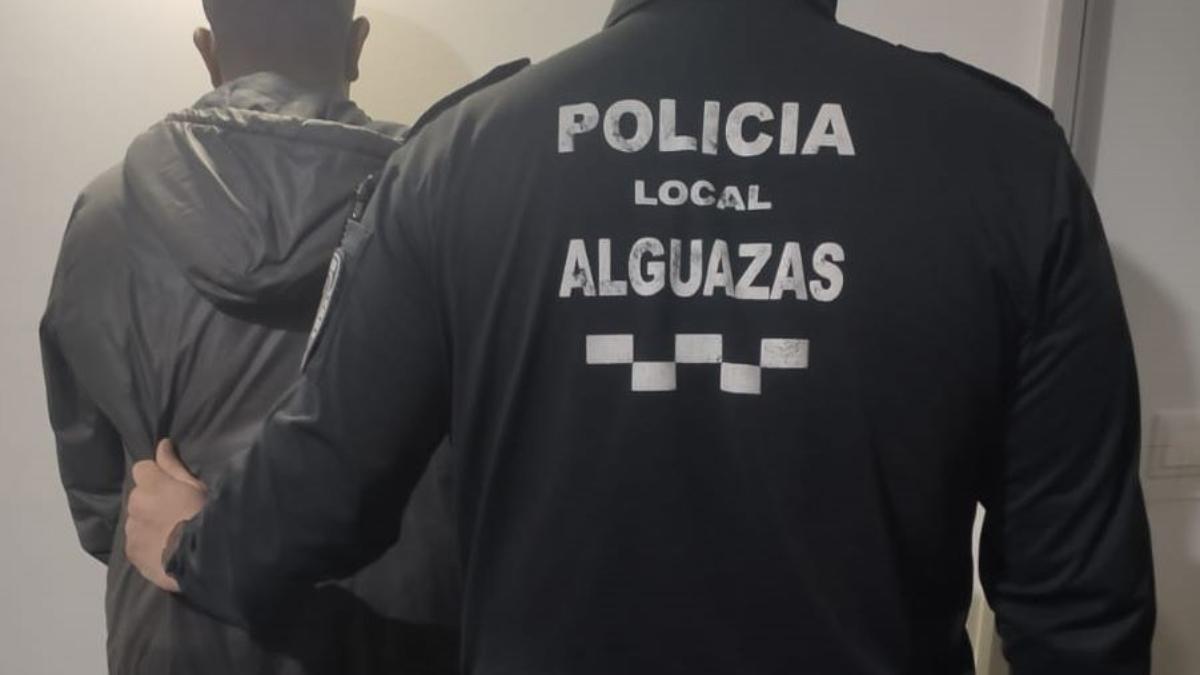 Un agente de Alguazas custodia a un detenido.