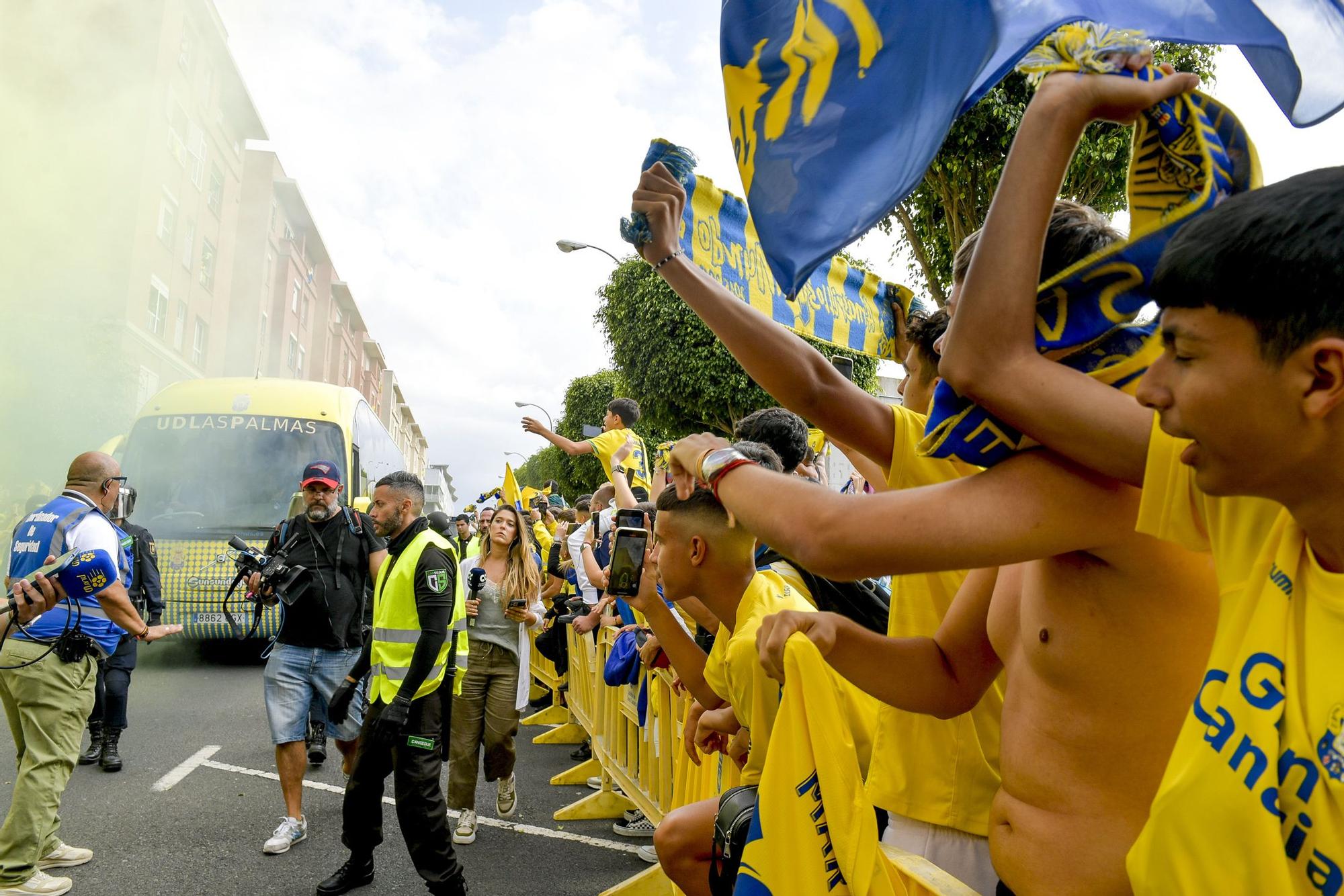 La afición recibe a la guagua de la UD Las Palmas en Fondos de Segura