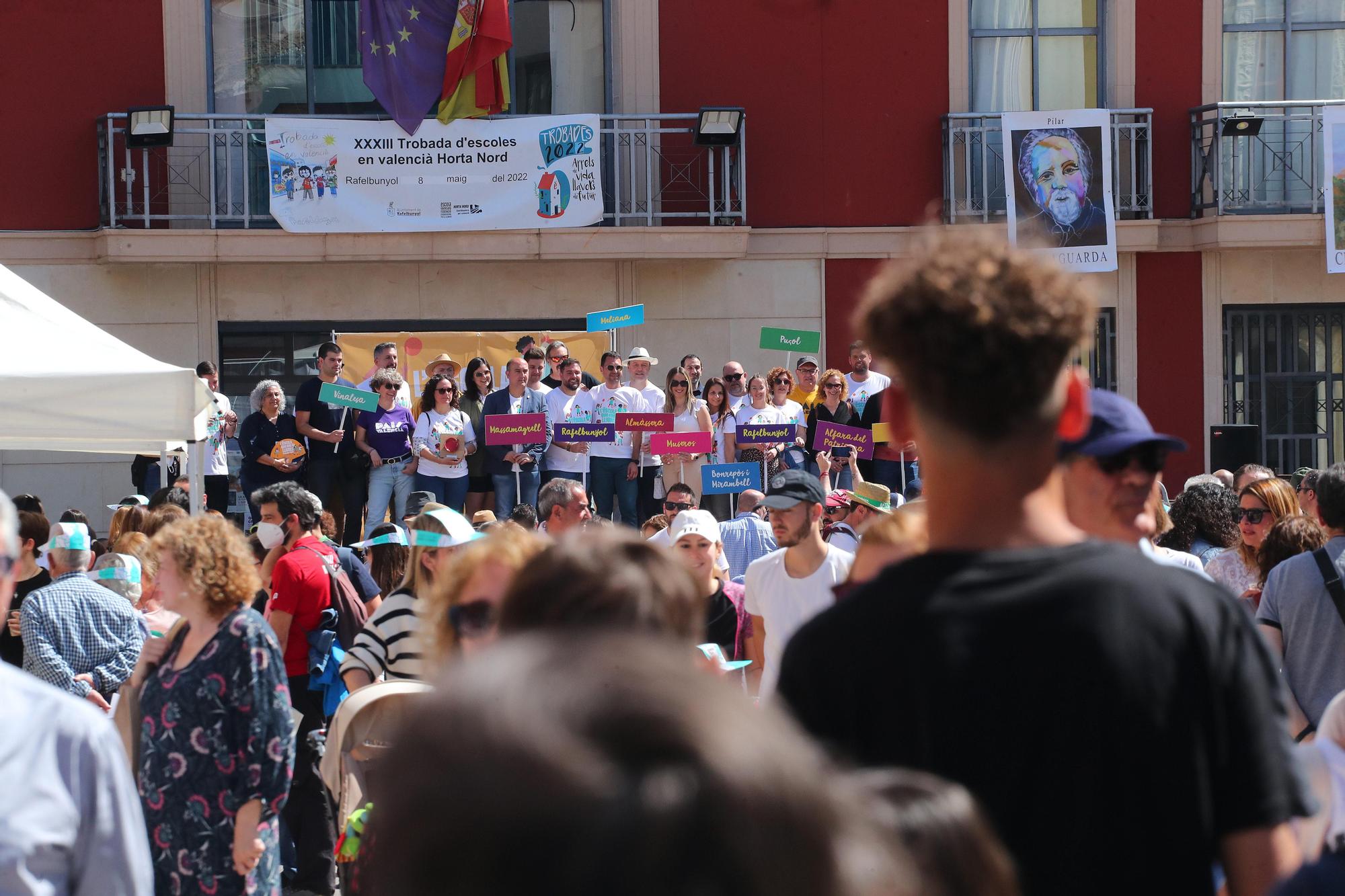 Miles de niños y sus familias viven la fiesta por la lengua en les trobades de Rafelbunyol y Almenara