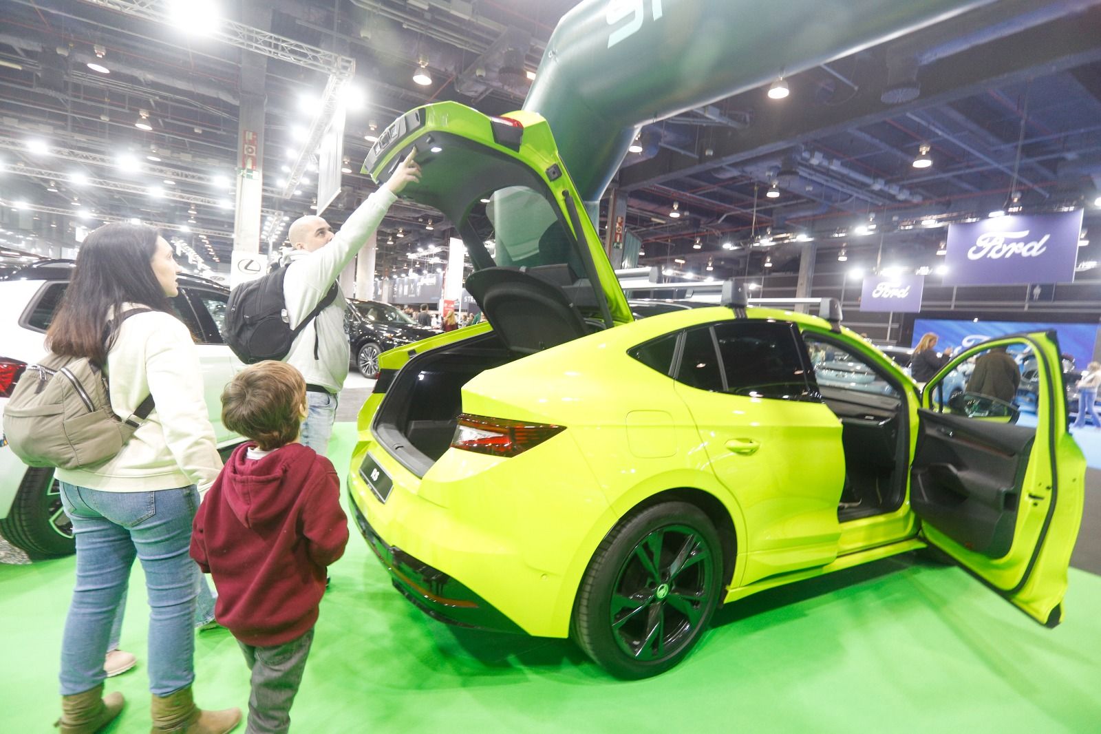 Llenazo en el primer fin de semana de la Feria del Automóvil en València