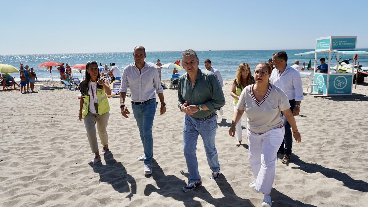 Antonio Sanz (centro derecha), junto a la alcaldesa de Fuengirola y representantes del 112.