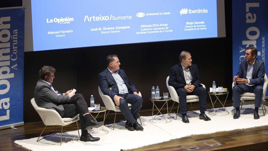 De izquierda a derecha, Manuel Ferreiro, director de LA OPINIÓN; José Manuel Álvarez-Campana, director gerente de Arteixo Sumarte; Alfonso Orro, codirector del Laboratorio de Movilidad Sostenible de A Coruña y Borja Cancela, director de servicios energéticos de Iberdrola en Galicia. | Iago López | IAGO LÓPEZ