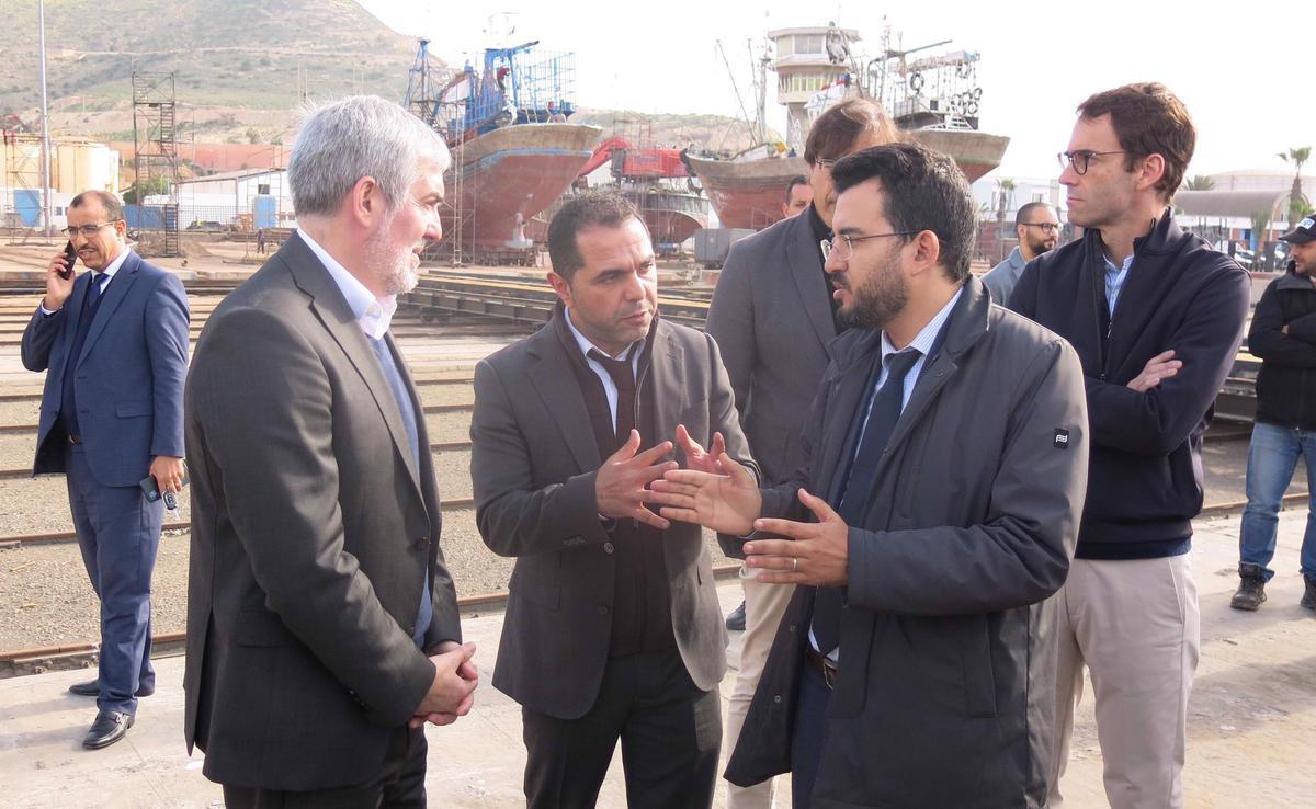 Fernando Clavijo conversando con el director del puerto de Agadir, Hassan Baich (2d), acompañado por Germán Suárez, el pasado martes.