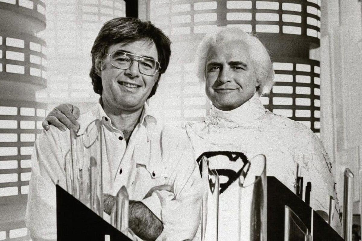El director Richard Donner posa junto a Marlon Brando durante el rodaje de 'Superman' (1978).