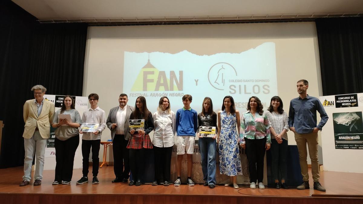 Los alumnos ganadores de esta edición del certamen, con sus diplomas.