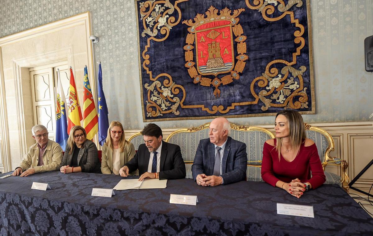 Un momento de la firma del III Pacto Territorial por el Empleo de Alicante.