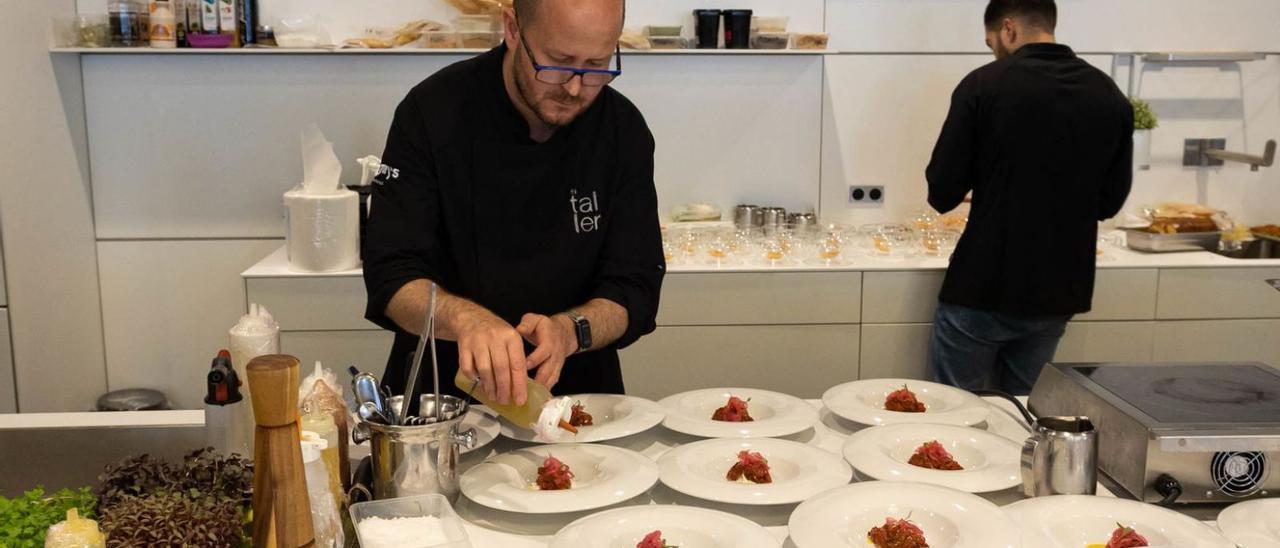 Seve, chef de El Taller de Seve Díaz, amorosando un delicioso tartar de atún.