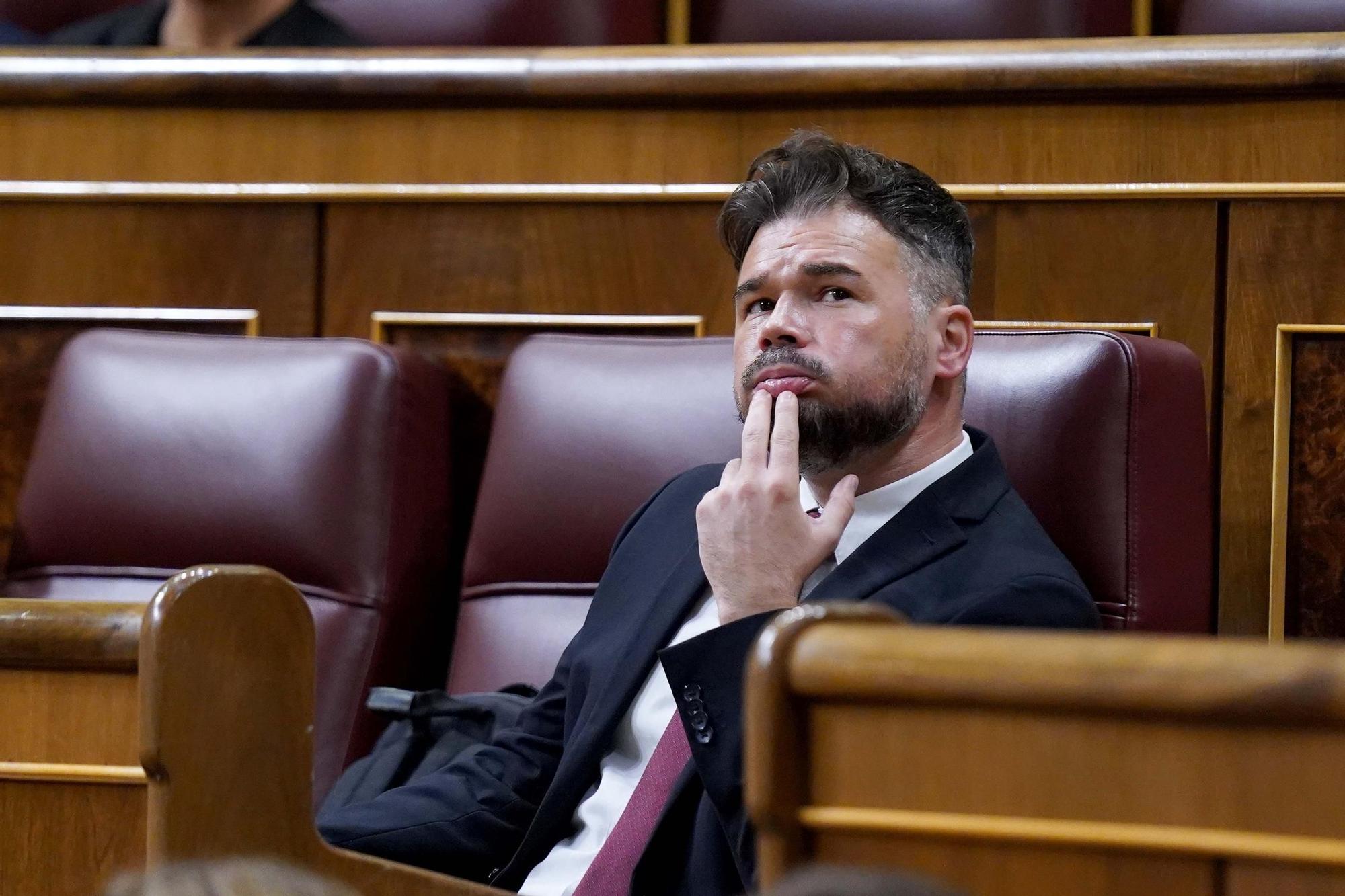 Gabriel Rufián, sentado en su escaño en el Congreso