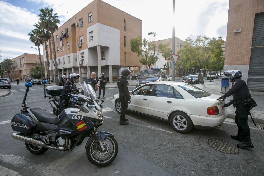 Numerosos agentes se despliegan para desmantelar tres narcopisos e intervienen estupefacientes y armas de fuego en los registros