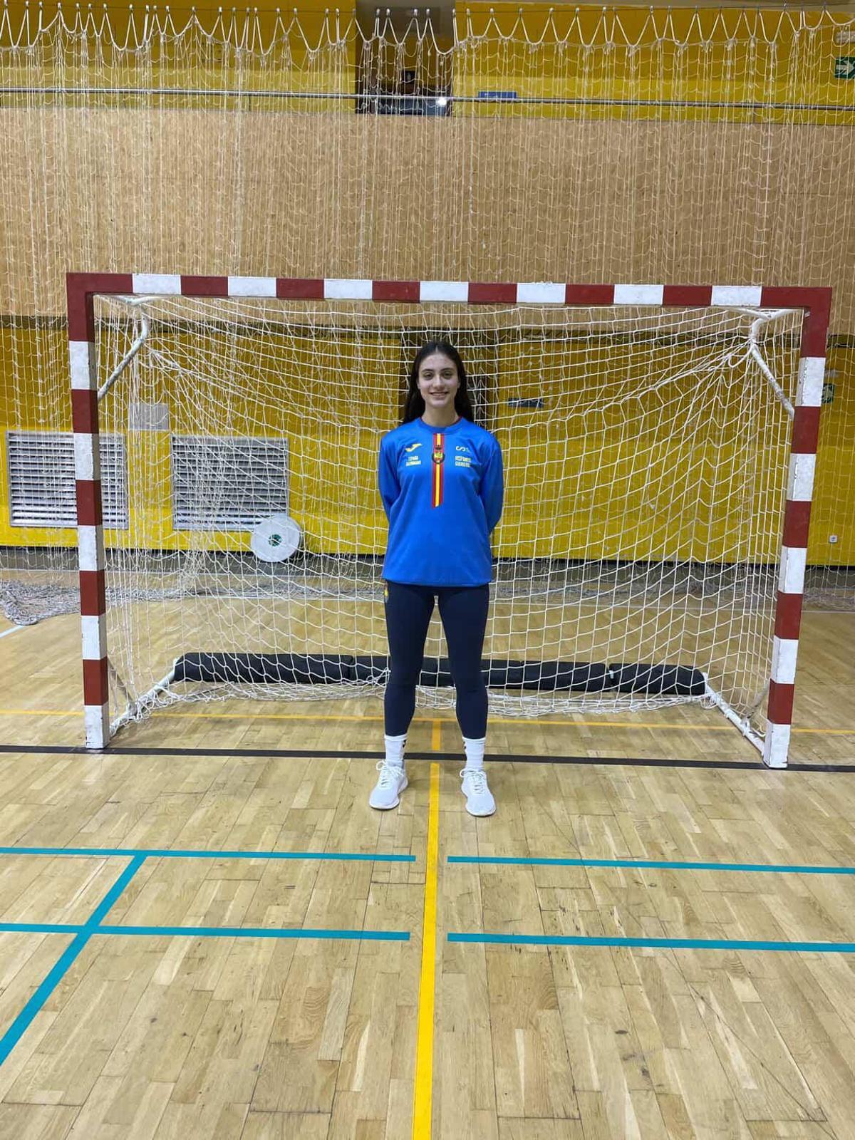 Bárbara Lagoa con la equipación de las Guerreras Promesas en Kosovo.