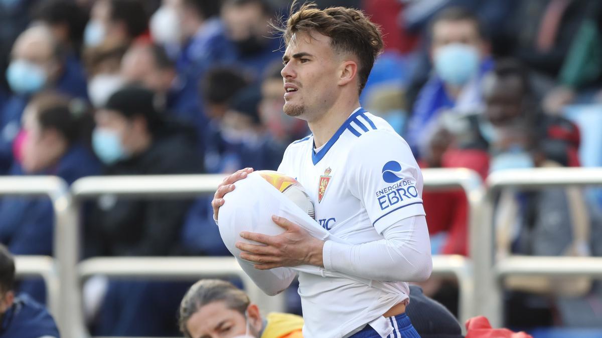 Pep Chavarría, antes de un saque de banda en el partido del Real Zaragoza frente a Las Palmas.