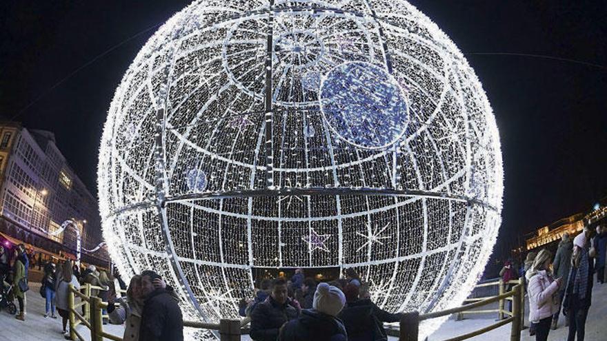 Bola gigante con luces de Navidad en La Marina de A Coruña.
