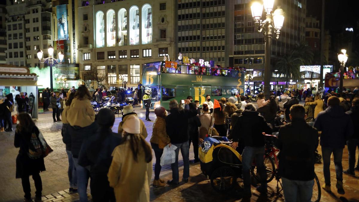 Aglomeraciones en la plaza del Ayuntamiento de València para ver a los Reyes Magos