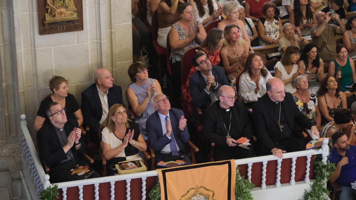 El presidente ejecutivo del Misteri, Francisco Borja, en el centro. A su izquierda, los obispos Conesa y Munilla.