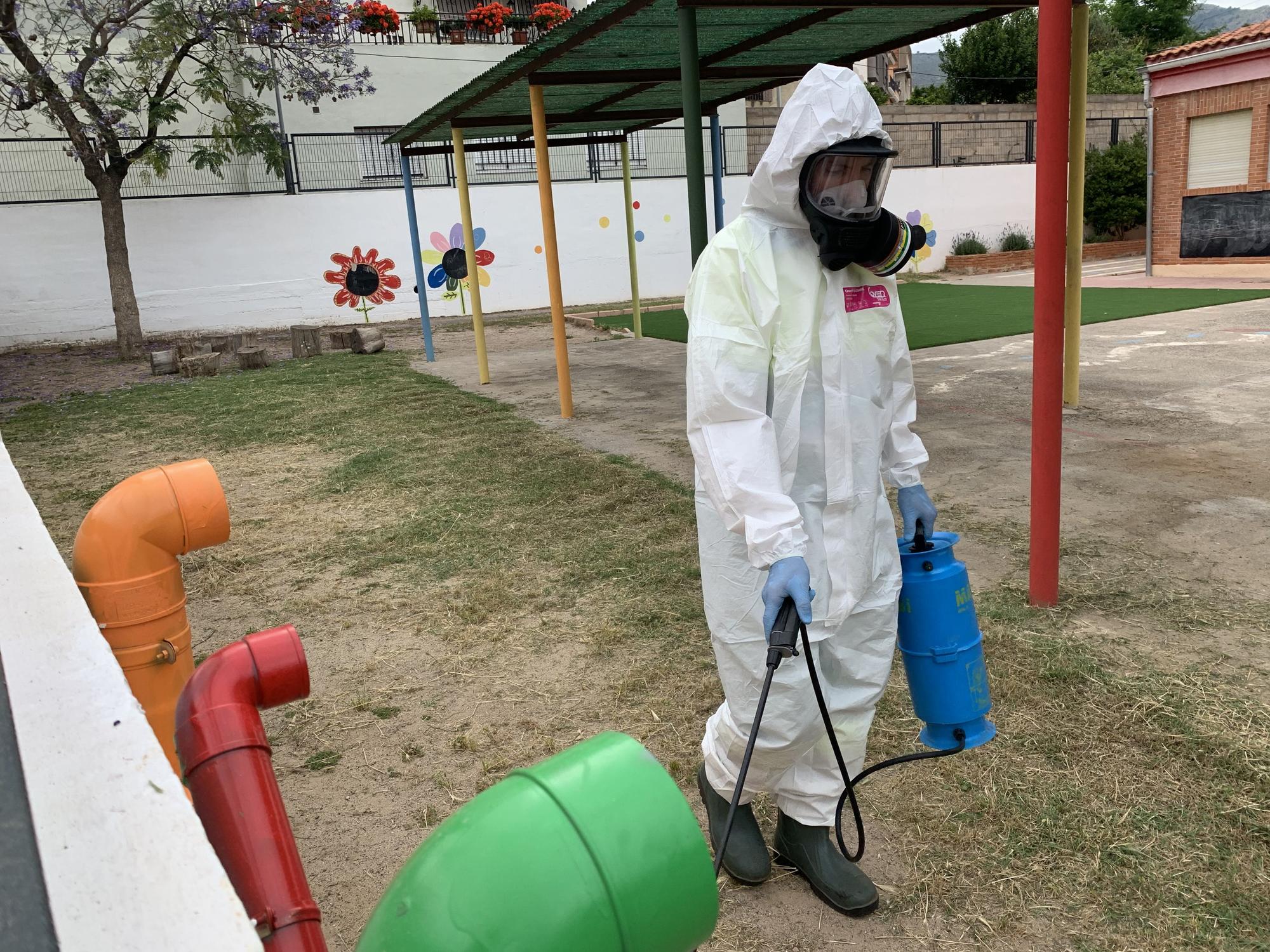 Un operario pulveriza el patio del colegio Lleonard Mingarro de la Vall d&#039;Uixó.