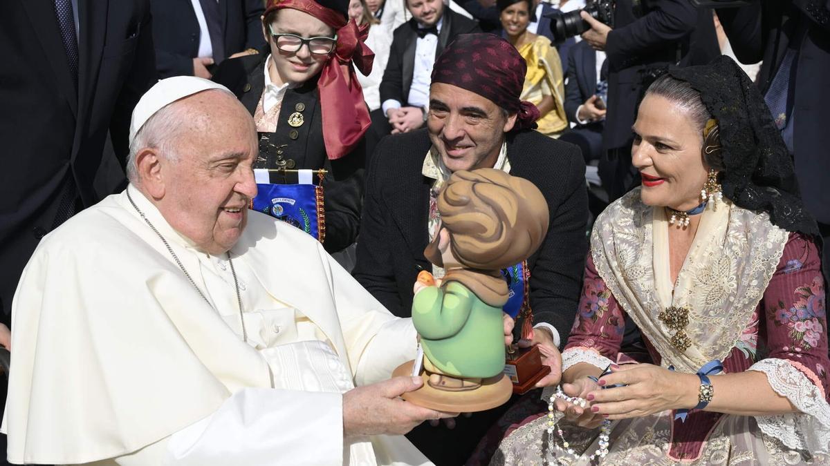 Momento de la entrega del "ninot" de San José al papa Francisco.