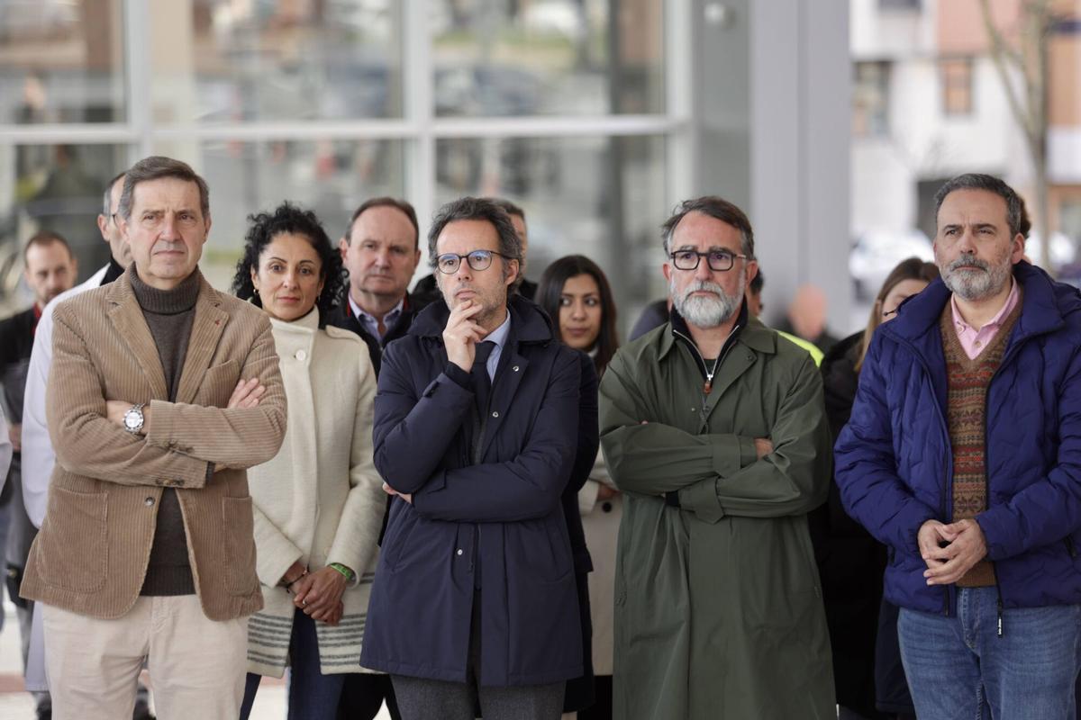 Barbón inaugura los pasillos rodantes  del HUCA y la nueva parada de autobús del hospital.