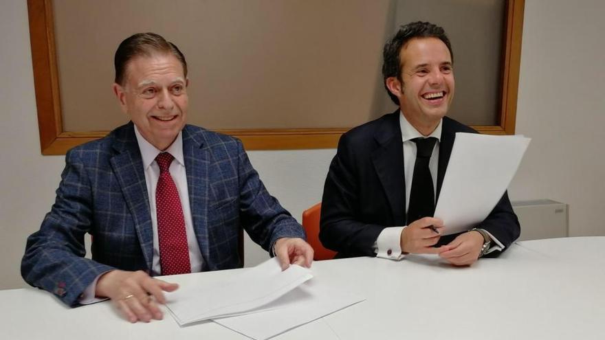 Canteli y Cuesta firman el pacto de gobierno, el viernes por la tarde, en la sede de Ciudadanos.