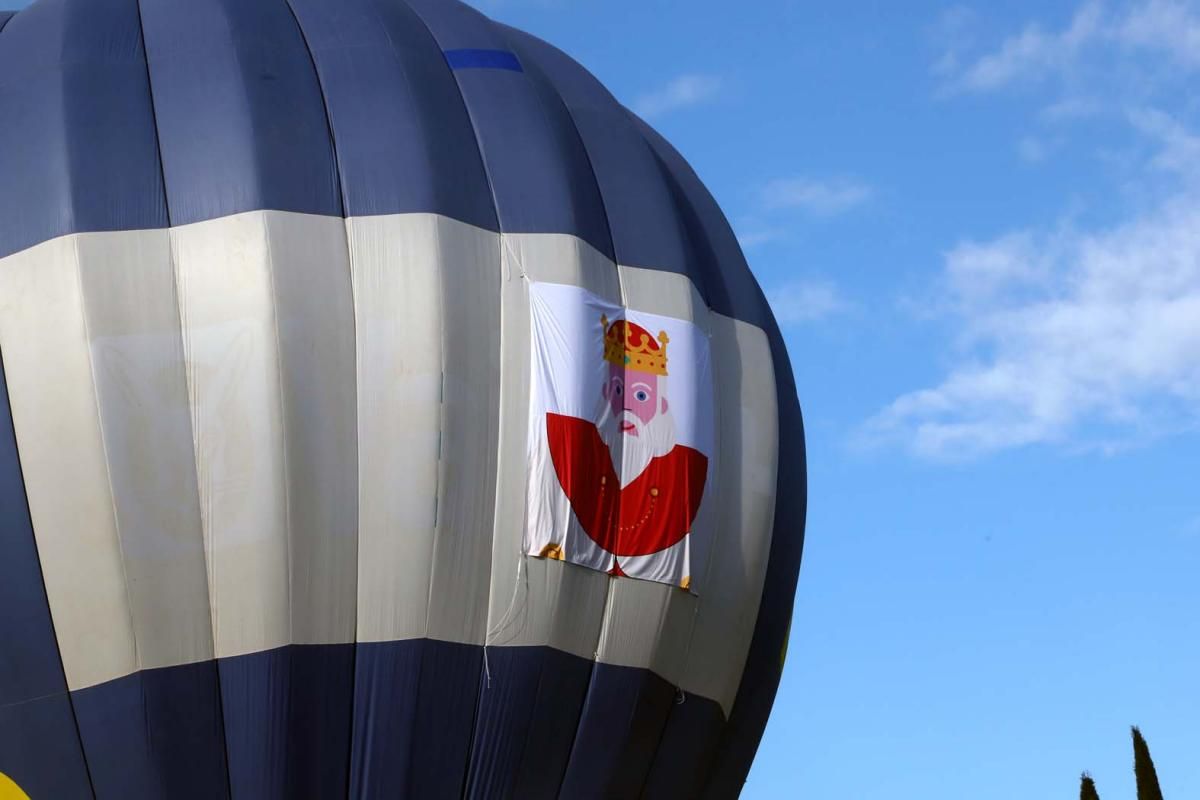 Los Reyes Magos surcan en globo el cielo de Córdoba