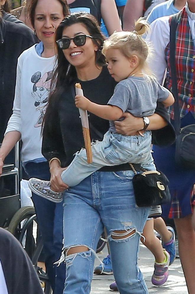 Kourtney Kardashian, con su hijo pequeño en brazos