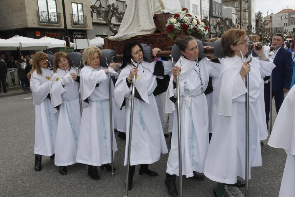 El momento más emotivo es el cambio del manto negro de la Virgen al blanco