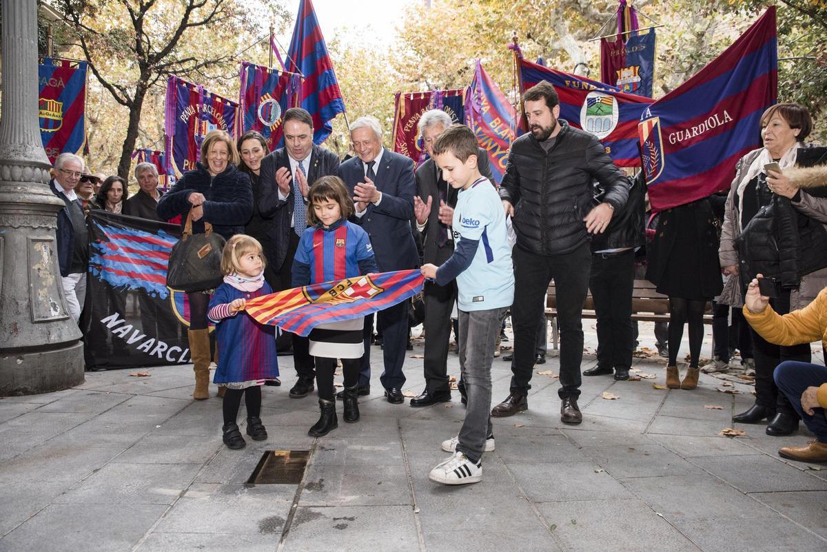 Col·locació d'una placa commemorativa de la penya blaugrana, el 2018 Col·locació d'una placa commemorativa de la penya blaugrana, el 2018