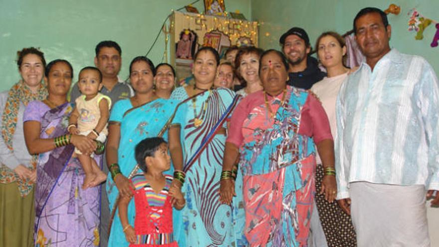 Christian y su equipo, junto a una familia de pescadores indios.