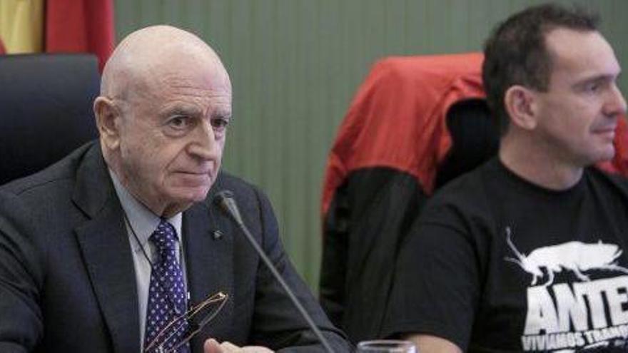 Abel Matutes, junto a Salva Aguilera, de Podemos, en la comisión de investigación de las autovías.