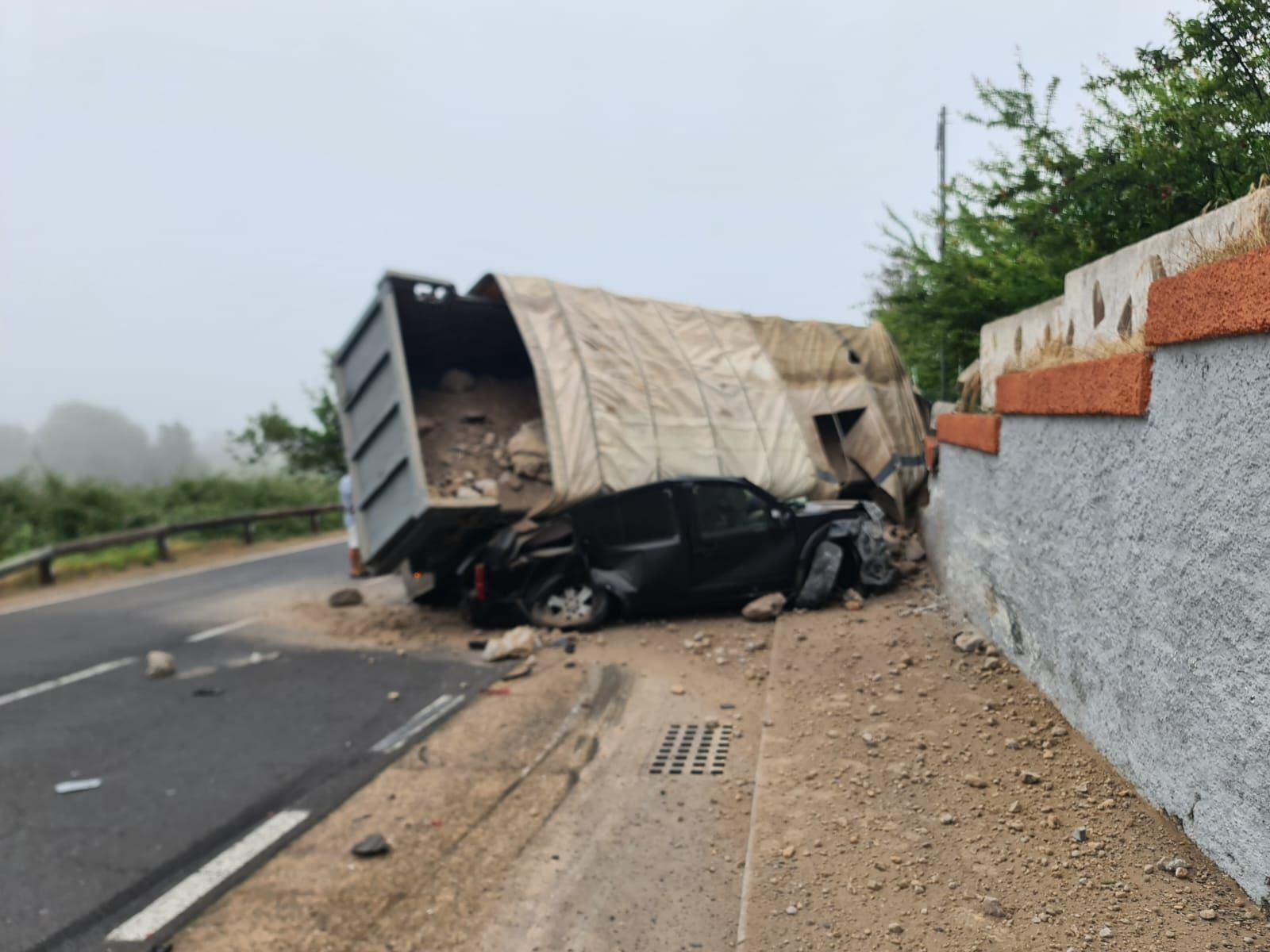 Un camión vuelca y aplasta a un todoterreno en Tenerife