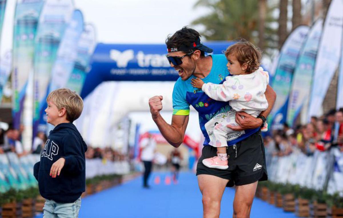 Borja Rodríguez y Marina Casals se coronan en la media maratón de Formentera | FOTOS DE TONI ESCOBAR