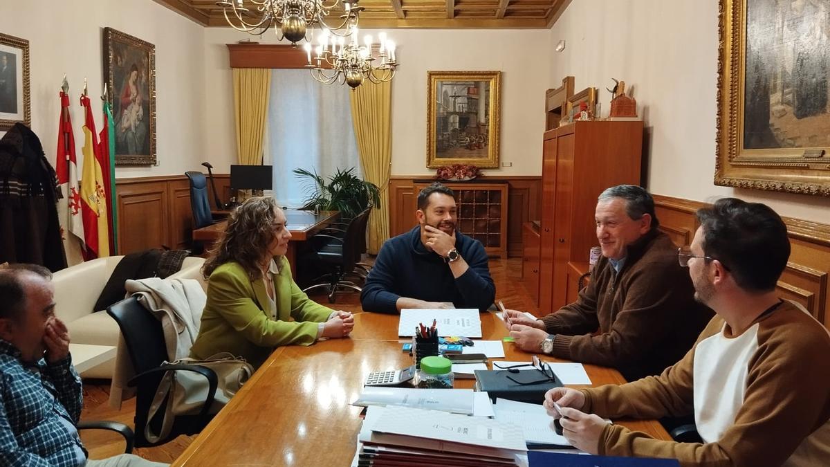 Reunión entre los representantes de la Diputación y la Plataforma Usuarios AVE Zamora