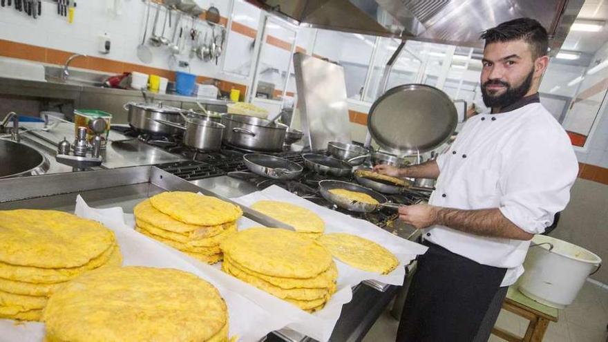 El jefe de cocina del comedor del colegio Liceo La Paz, David Senra.