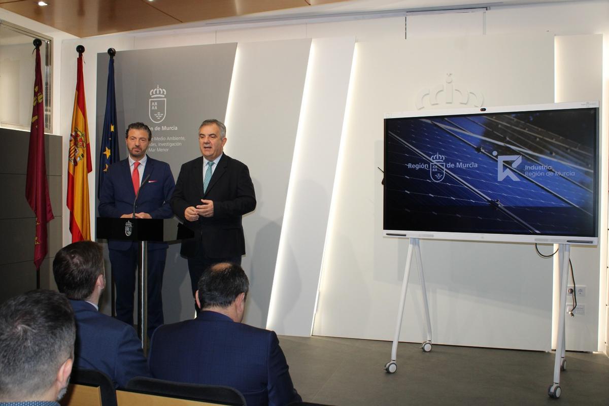 El consejero Juan María Vázquez, junto al presidente de la FREMM, Alfonso Hernández Zapata, este viernes en la Consejería de Medio Ambiente.