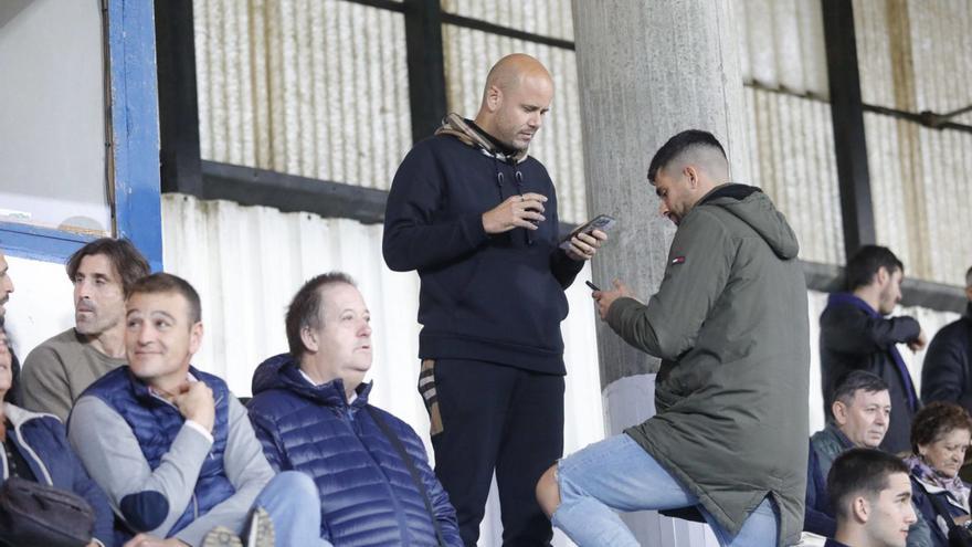 Miguel Ángel Ramírez, de pie, frente a Carlos Castroagudín, readaptador y preparador físico del Sporting, ayer, en la grada de Miramar. | Ricardo Solís