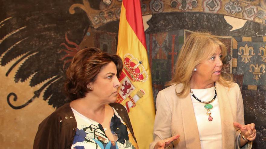 Laura de Arce, en una foto de archivo con Ángeles Muñoz.