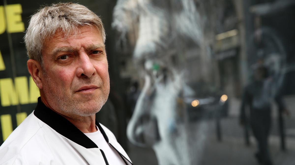 Pere Arquillué, ayer, frente al Teatre Romea al que regresa a partir de este miércoles con 'El cos més bonic que s'haurà vist mai en aquest lloc'.