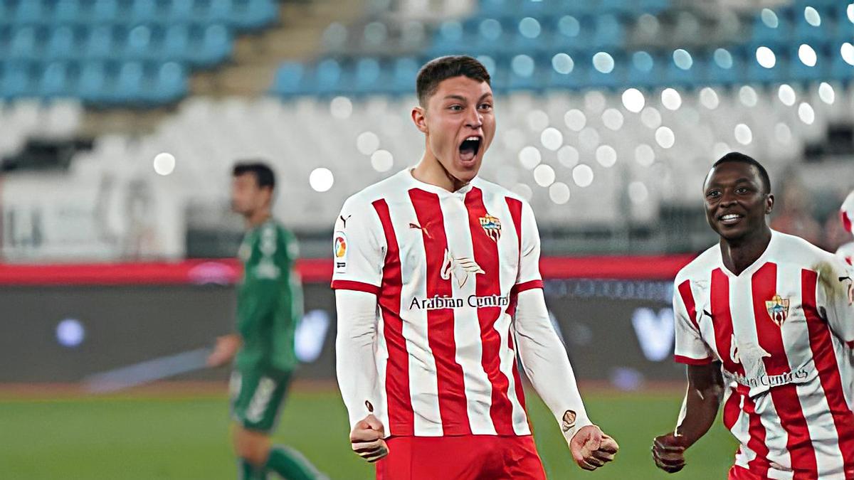 Jorge Cuenca celebrando su gol con el Almería