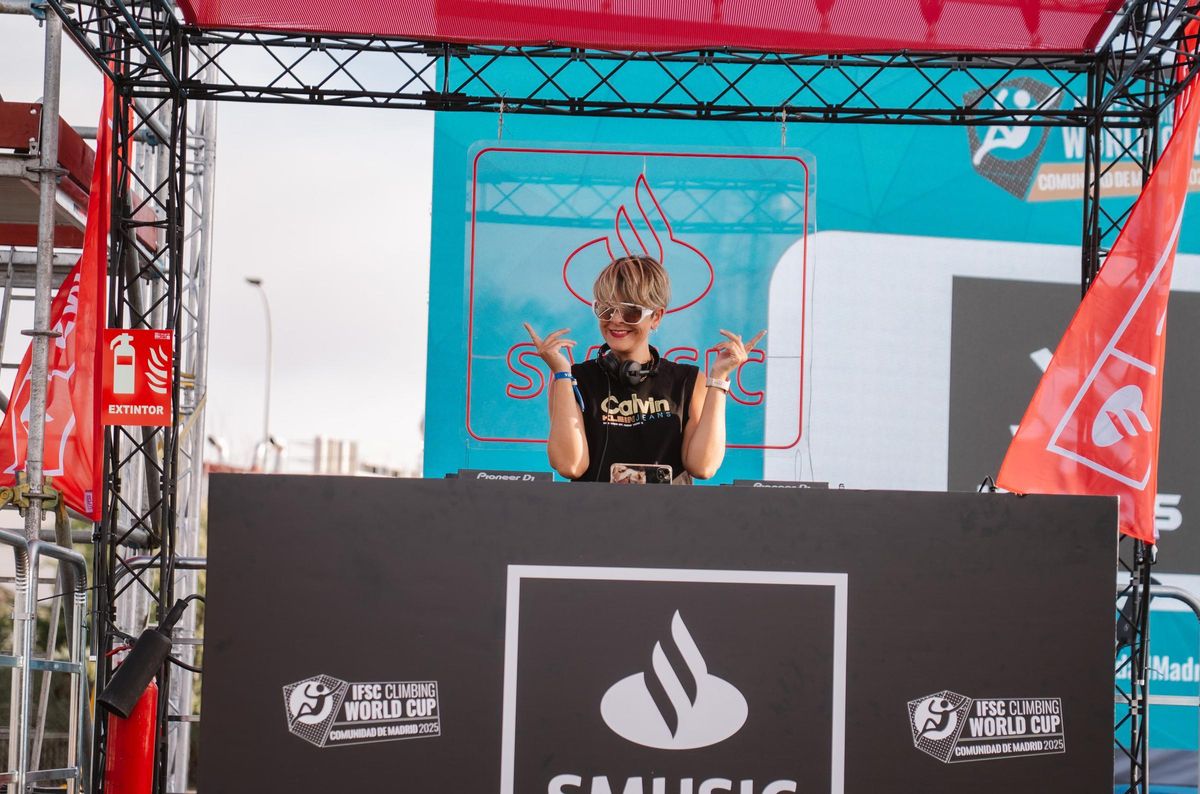 La Dj Nues González animando la primera velada de IFSC Climbing World Cup Comunidad de Madrid 2025.