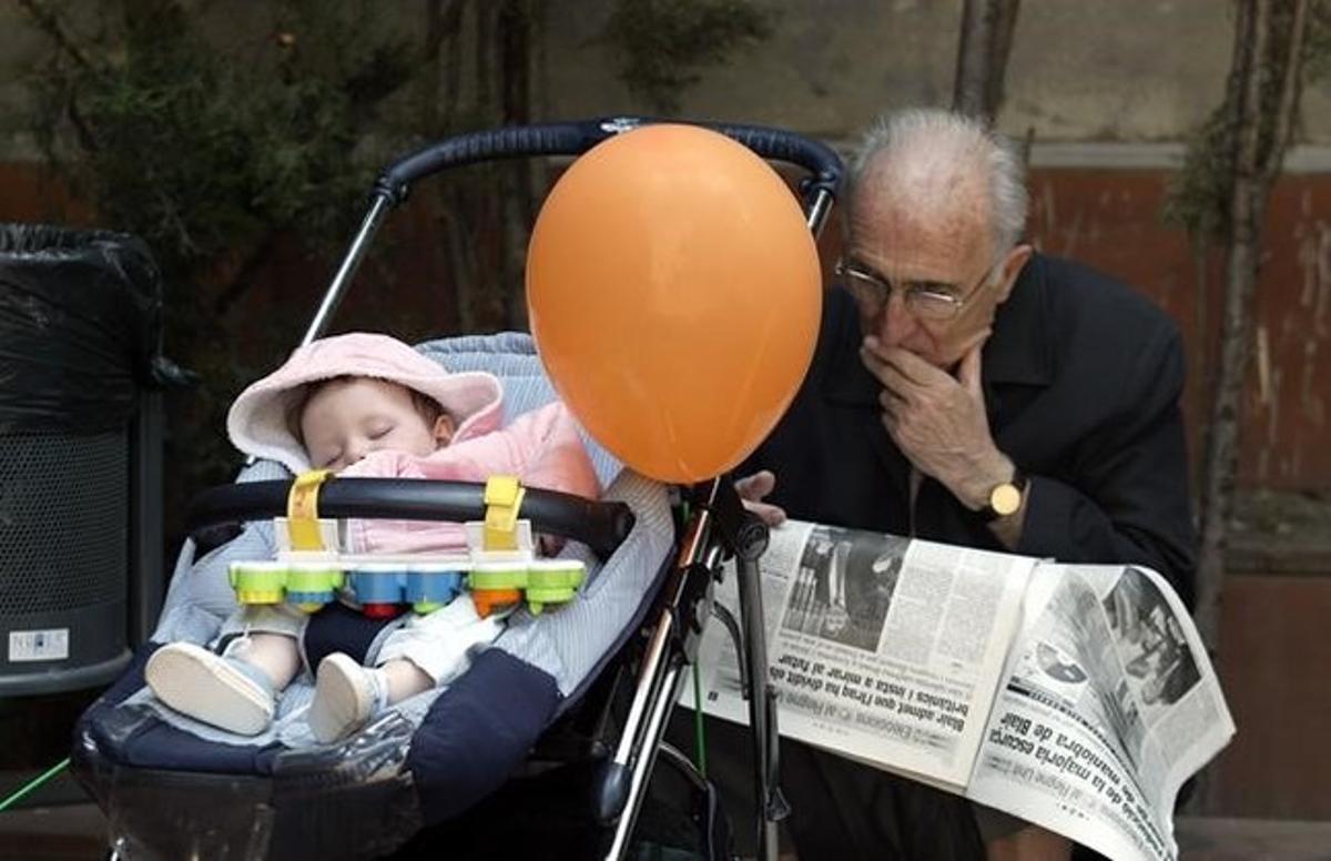 Un jubilado al lado de un bebé