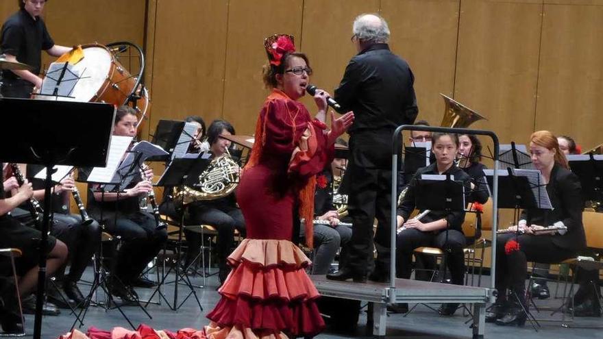 Patricia Pariente canta acompañada por la Banda de Música de Siero.