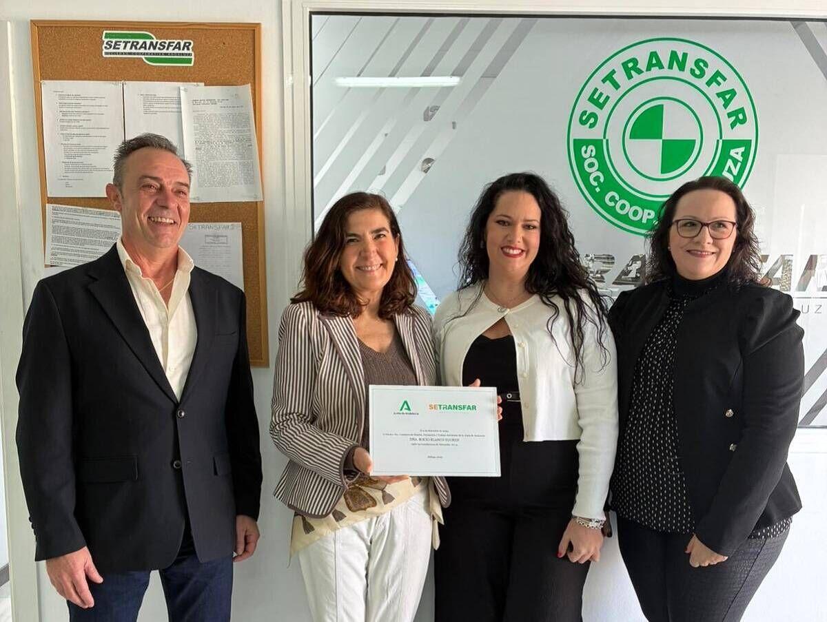 La consejera de Empleo de la Junta de Andalucía, Rocío Blanco, en la sede de la empresa malagueña Setransfar.