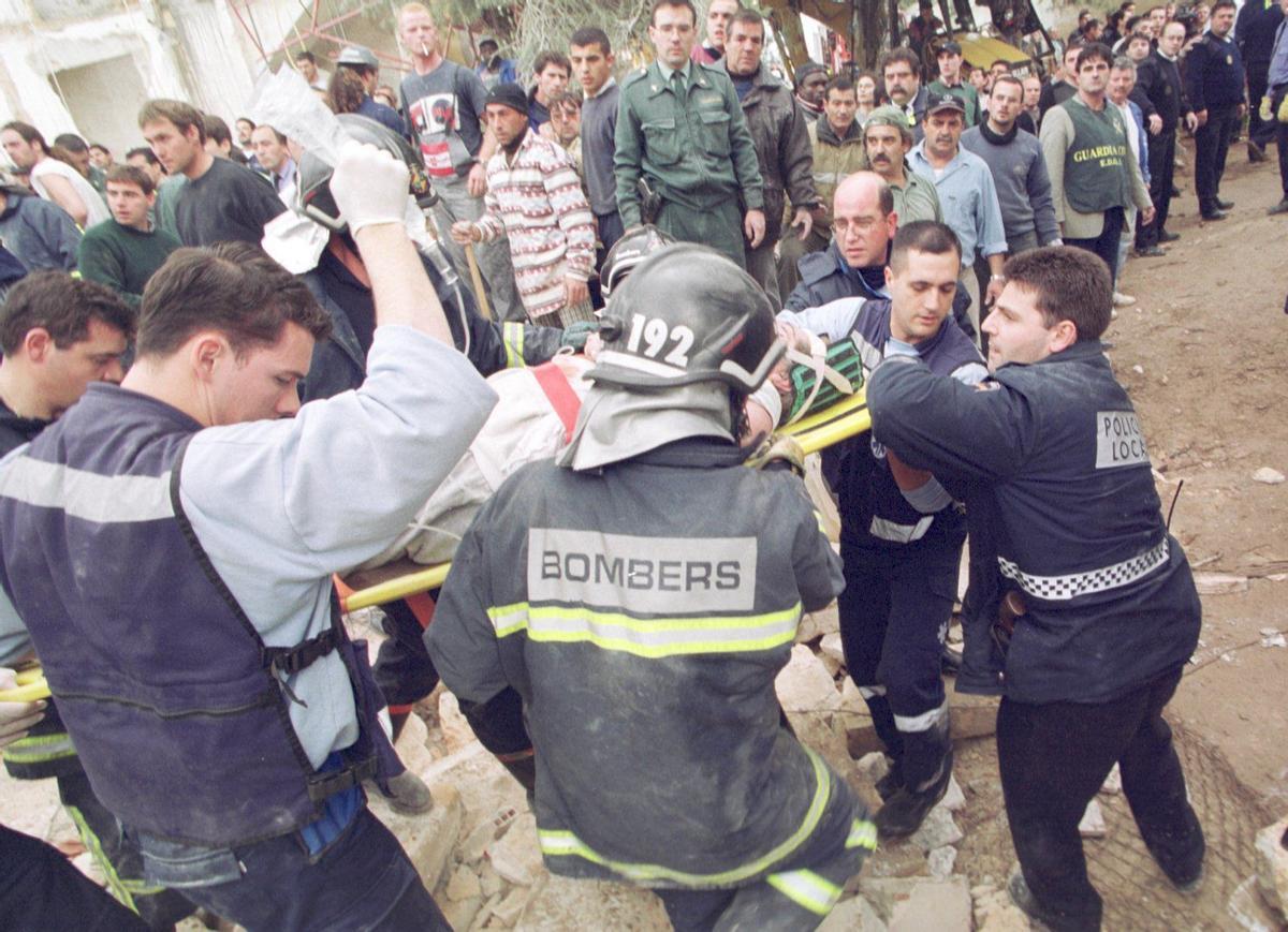 Ein Überlebender wird von den Sanitätern und der Feuerwehr abtransportiert.
