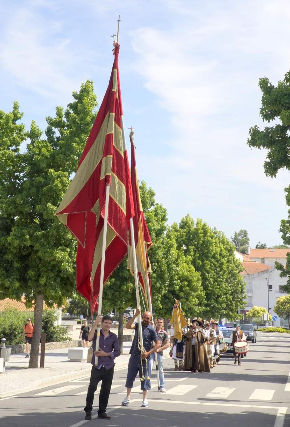 Jose Constantino Oliveira portando el pendón de Alcañices en una procesión en Portugal.