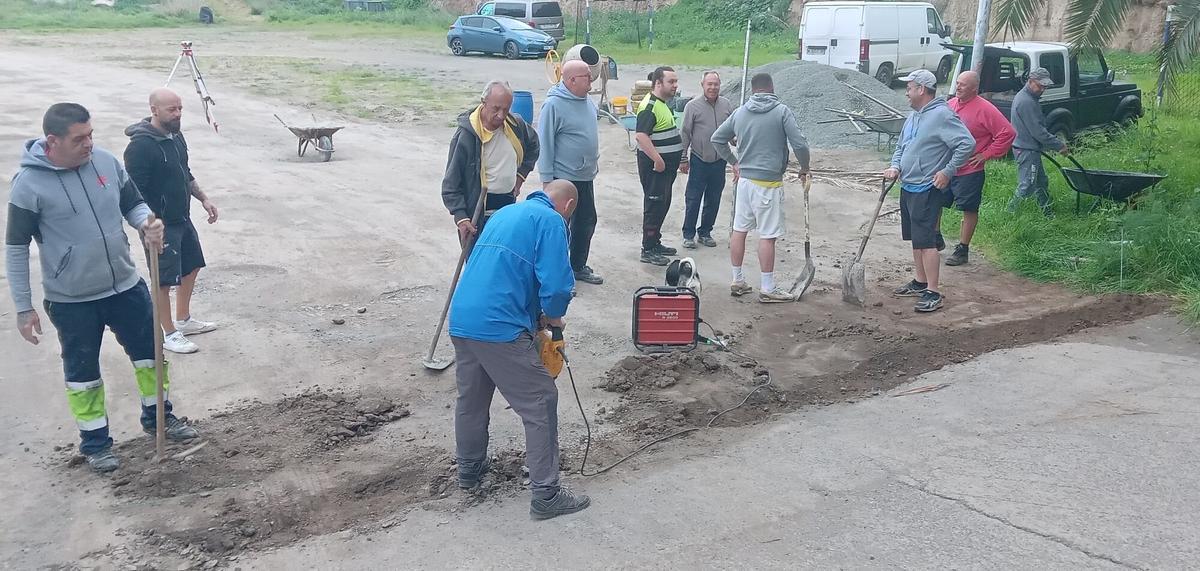 Vecinos de Siete Puertas arreglan la carretera que se inunda por las lluvias.