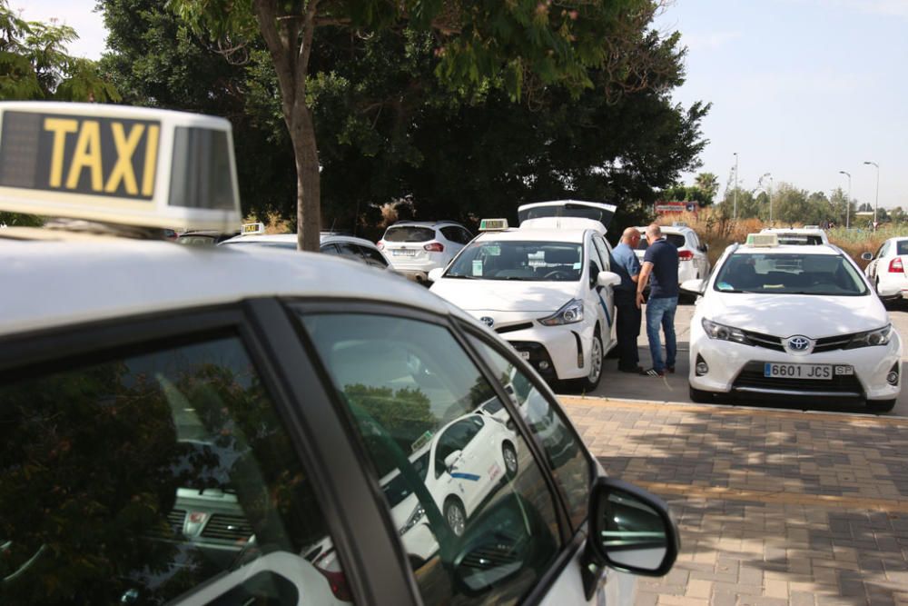 Los taxistas de Málaga se han reunido en los alrededores del Martín Carpena para iniciar una marcha de protesta que les llevará al centro de Málaga.