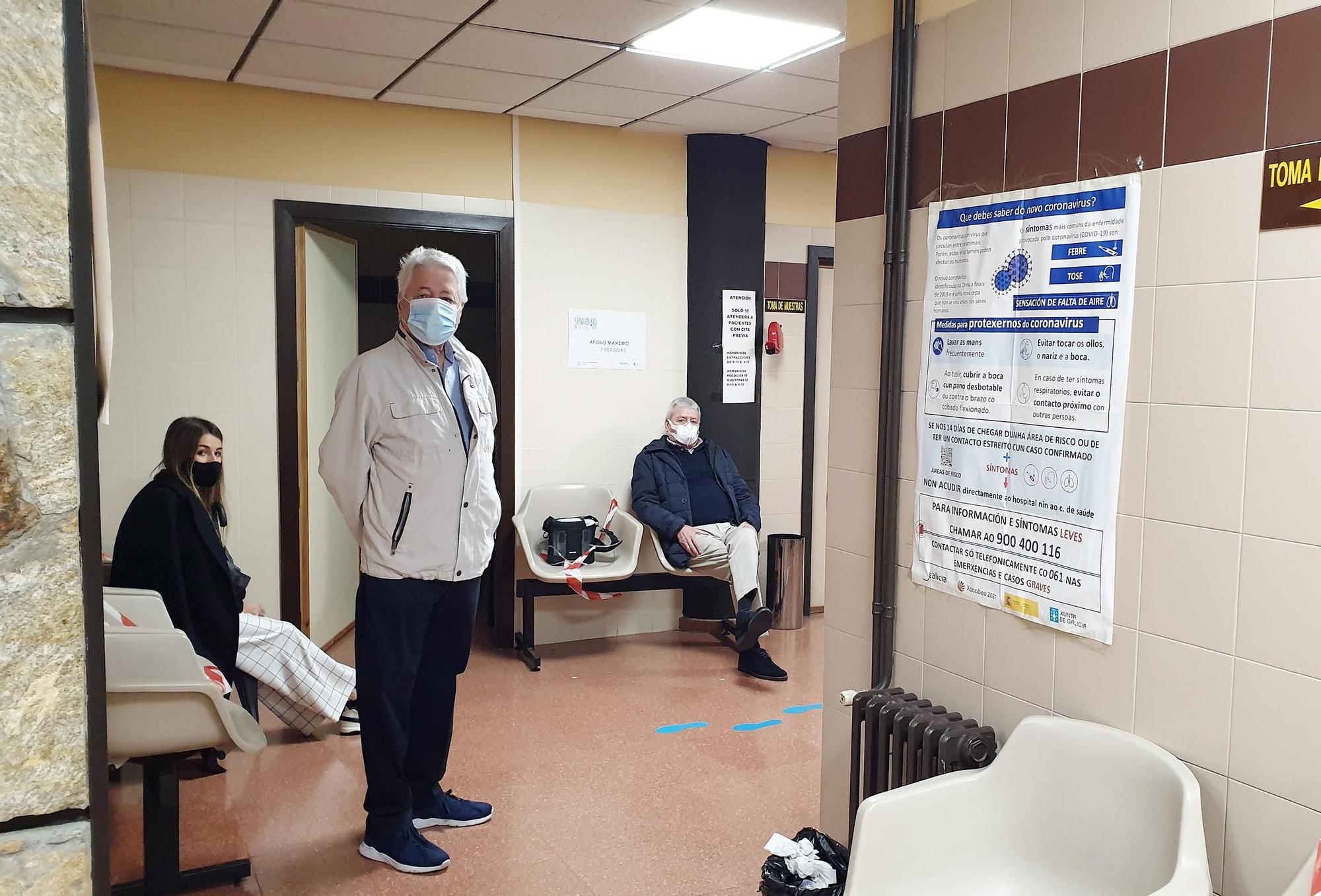 Pacientes en el ambulatorio de Pintor Colmeiro a la espera de ser vacunados.