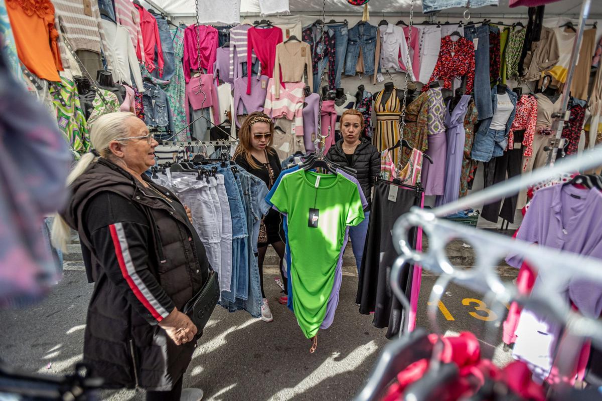 El histórico mercado ambulante inicia un exilio temporal: las obras de reforma del barrio exigen dejar libres las calles del Acer, de la Metal·lúrgia y del Crom, donde los puestos comerciales llevaban más de 50 años asentados. La nueva ubicación es desde el cruce de la calle de los Ferrocarrils Catalans con calle Foc hasta el cruce de la calle de la Mare de Déu de Port con el de calle Motors.